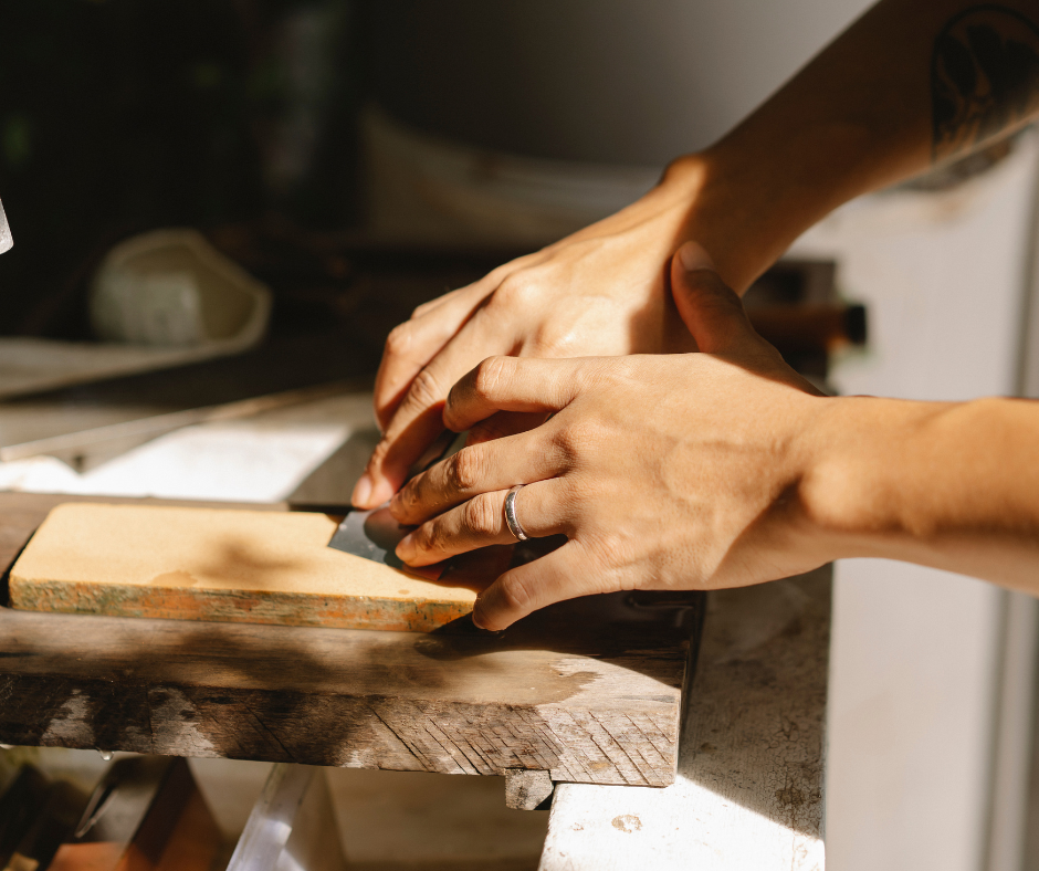 نجار في ام القيوين